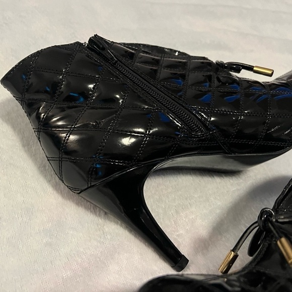 Hot In Hollywood Solid Black Patent Leather Booties Heels Quilted Women’s 8.5M - Picture 5 of 9